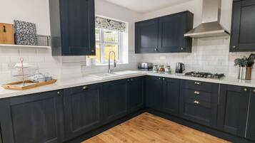 Cottage | Private kitchen | Fridge, dishwasher, electric kettle, toaster