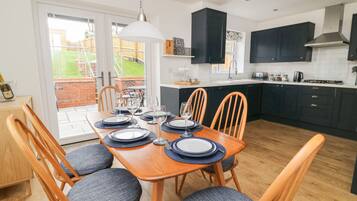 Cottage | Private kitchen | Fridge, dishwasher, electric kettle, toaster