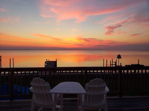 Relax & Renew in a WATERFRONT Cottage , private pier, kayaks, fishing, wineries.