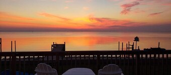 Relax & Renew in a WATERFRONT Cottage , private pier, kayaks, fishing, wineries.