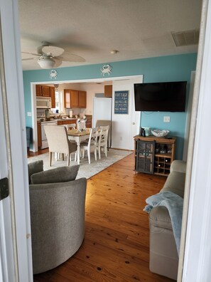 Una Smart TV, una mesa de tenis de mesa