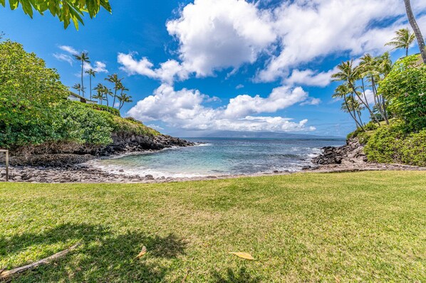 Playa en los alrededores, camastros y toallas de playa 