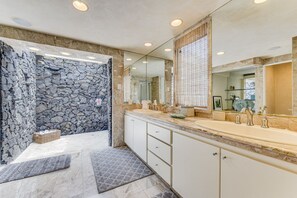 Combined shower/bathtub, hair dryer, towels, soap - Napili Maui Paradise Getaway – 5BR Home for 14 with Ocean View (Lahaina)