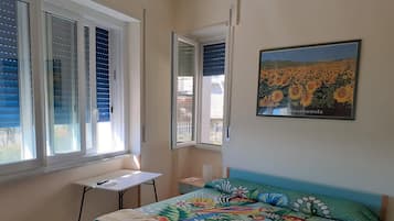 3 chambres, bureau, fer et planche Ă repasser, lit parapluie