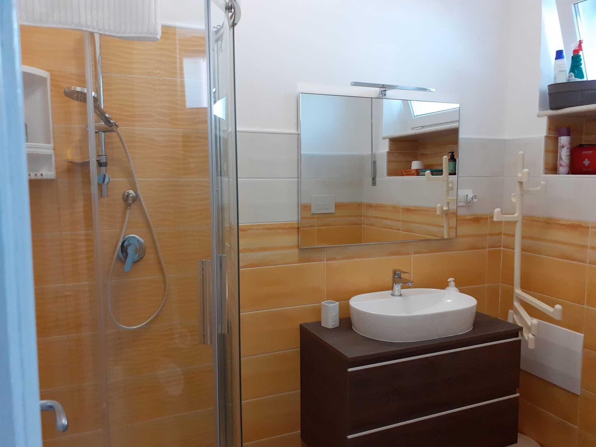 Douche, articles de toilette écologiques, sèche-cheveux, bidet