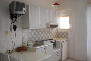 Kühlschrank, Wasserkocher, Kochgeschirr/Geschirr/Besteck, Esstisch