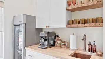 Fridge, oven, stovetop, coffee/tea maker