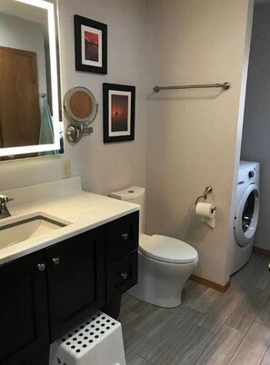 Bañera con ducha, bañera de hidromasaje, secador de pelo, toallas