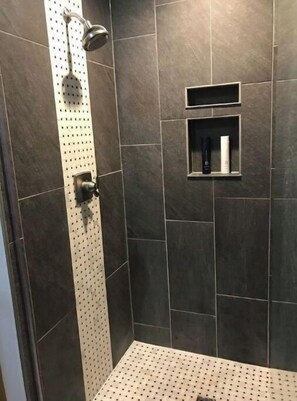 Combined shower/bathtub, jetted bath, hair dryer, towels - Lakeside Getaway Just West of Sioux Falls (Hartford)