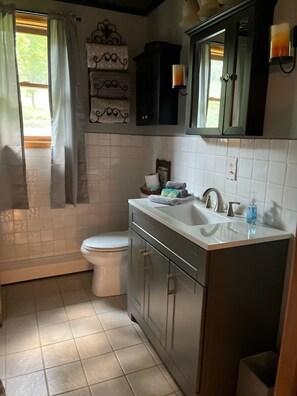 Kombinert dusj/badekar, boblebad, hårføner og håndklær