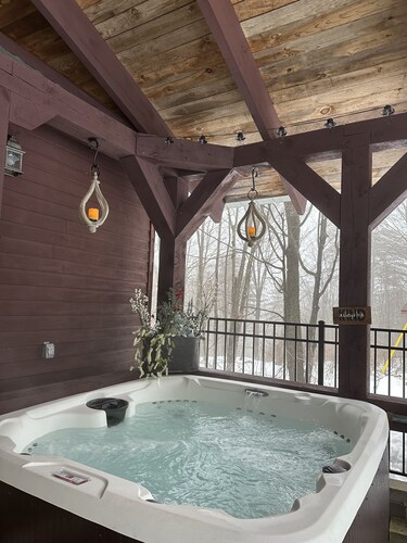 Private Adirondack Getaway. Close to Lake George and VT for winter activities.