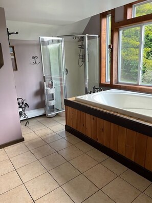 Kombinert dusj/badekar, boblebad, hårføner og håndklær