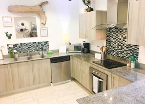 Geladeira, micro-ondas, fogão, cooktop