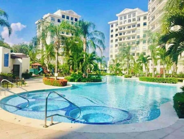 Een buitenzwembad, een verwarmd zwembad