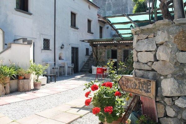 Outdoor dining - Positano Double Room (Gragnano)