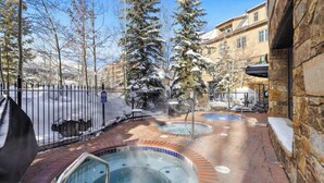 Un espace spa doté de bains à remous et d’un chemin en briques.