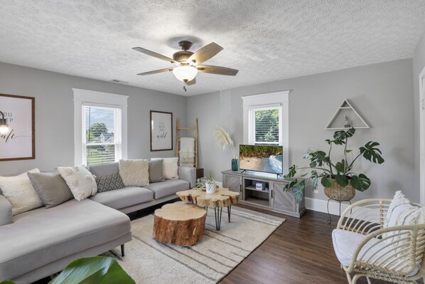 Smart TV - Peaceful + Private Home | Full Kitchen | Sleeps 4 (Baltimore)