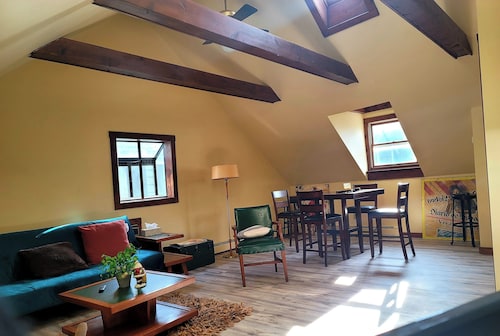 Private and spacious Carriage House pet friendly