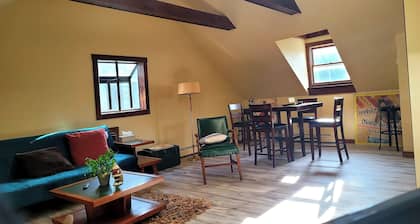 Private and spacious Carriage House pet friendly