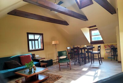 Private and spacious Carriage House pet friendly