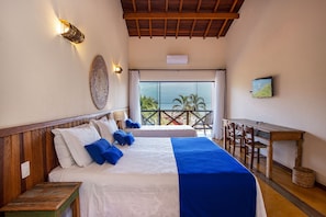 Luxo Superior Triplo | Ropa de cama hipoalergénica, minibar, caja fuerte y ropa de cama