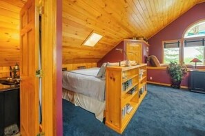 4 bedrooms, desk, iron/ironing board, travel cot - Dragonwood Retreat for Family and Friends (Parkman)