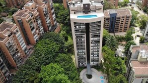 A high-rise residential building with a central courtyard, surrounded by greenery and other residential buildings. - ☆☆☆Contemporary Apartment with all Amenities in Balsos with City View / 1AC☆☆☆ (Medellín)