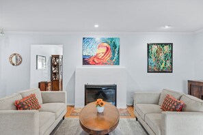 Smart TV, caminetto, libri