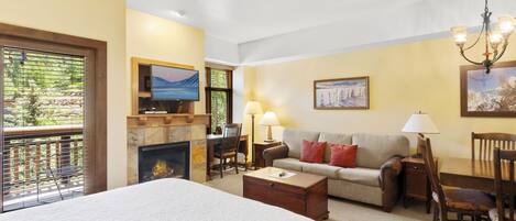 Escritorio, tabla de planchar con plancha, wifi gratis y ropa de cama