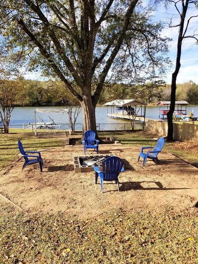 Pop's Lakefront Retreat.<br>Remodeled clean and comfortable.