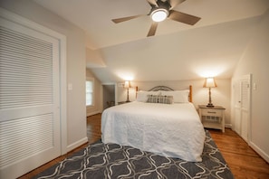 3 chambres, bureau, fer et planche à repasser, lit de bébé portatif