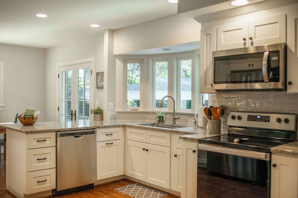 Réfrigérateur, four à micro-ondes, un four, surface de cuisson