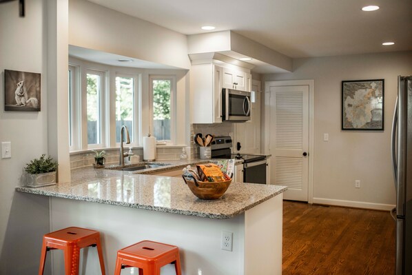 Refrigerador, microondas, horno y parrilla de estufa 