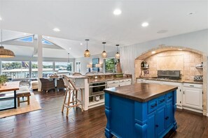 Fridge, microwave, oven, stovetop - New! Luxurious FLAT lot with private beach, dock, guest suite/apartment. (Lake Ozark)