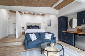 5 bedrooms, iron/ironing board, free WiFi, bed sheets - New! Luxurious FLAT lot with private beach, dock, guest suite/apartment. (Lake Ozark)