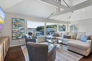 Smart TV, printers - New! Luxurious FLAT lot with private beach, dock, guest suite/apartment. (Lake Ozark)