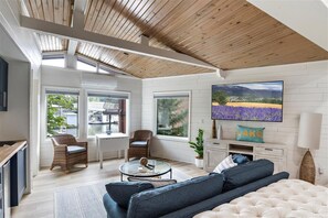 Smart TV, printers - New! Luxurious FLAT lot with private beach, dock, guest suite/apartment. (Lake Ozark)