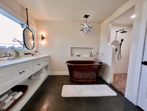 Combined shower/bathtub, hair dryer, towels, soap