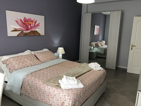 2 多间卧室、熨斗/熨衣板、免费 WiFi、床单