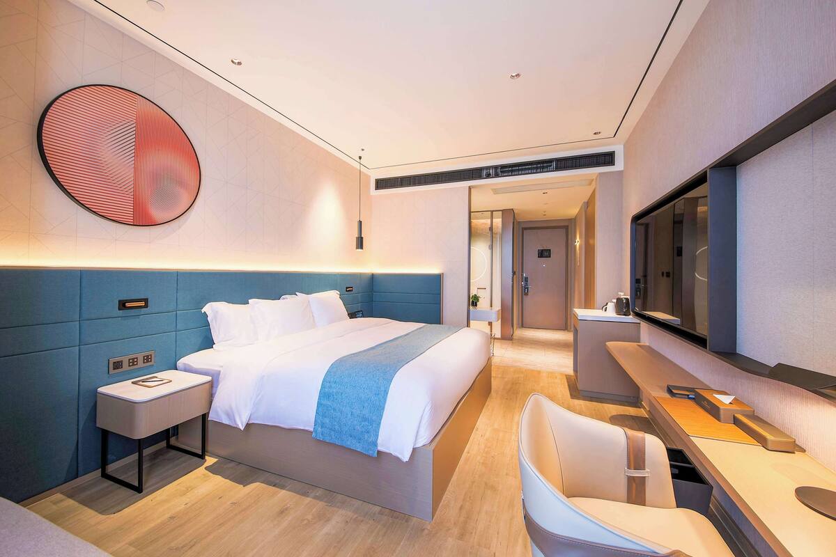 Kamar Superior, 1 Tempat Tidur King, Bebas Asap Rokok, pemandangan kota | Minibar, brankas, meja kerja, dan setrika/meja setrika