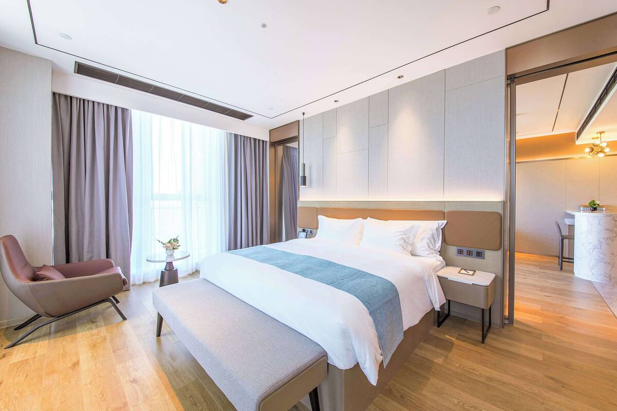 Suite Deluks, 1 Tempat Tidur King, Bebas Asap Rokok, pemandangan kota | Minibar, brankas, meja kerja, dan setrika/meja setrika