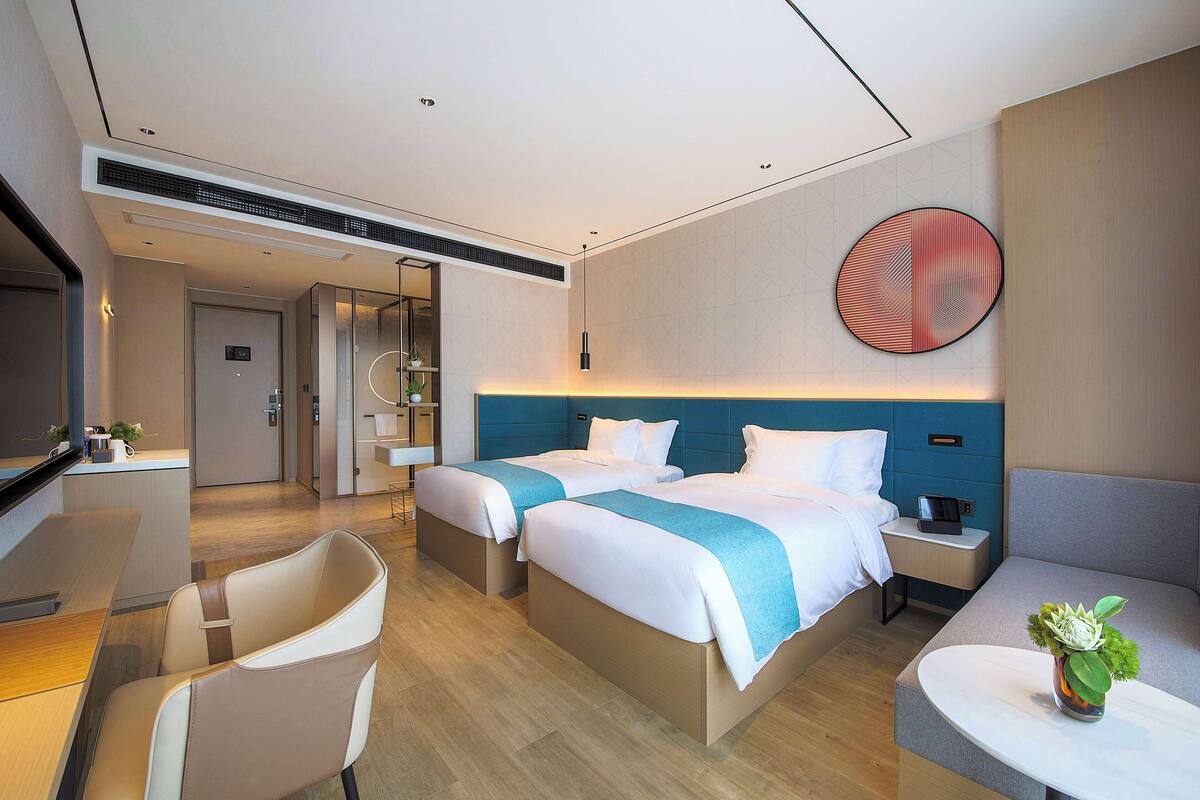 Kamar Deluks, 2 Tempat Tidur Twin, Bebas Asap Rokok, pemandangan kota | Minibar, brankas, meja kerja, dan setrika/meja setrika