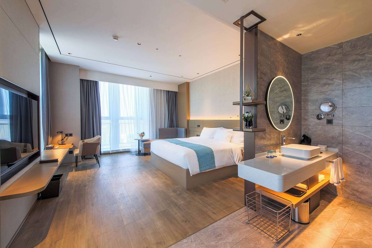 Kamar Premier, 1 Tempat Tidur King, Bebas Asap Rokok, pemandangan kota | Minibar, brankas, meja kerja, dan setrika/meja setrika