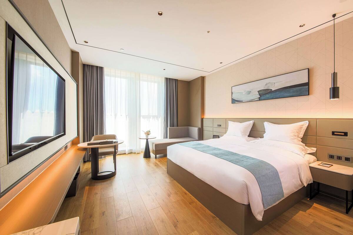 Kamar Deluks, 1 Tempat Tidur King, Bebas Asap Rokok, pemandangan kota | Minibar, brankas, meja kerja, dan setrika/meja setrika