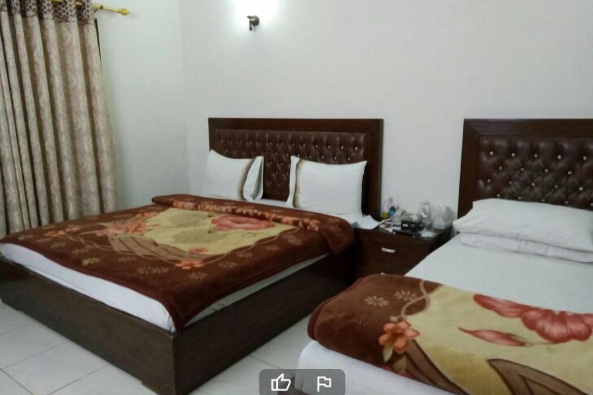 Habitación triple Deluxe | Tabla de planchar con plancha, wifi gratis, ropa de cama