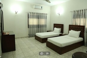 Iron/ironing board, free WiFi, bed sheets - New Grace Inn (Karachi)