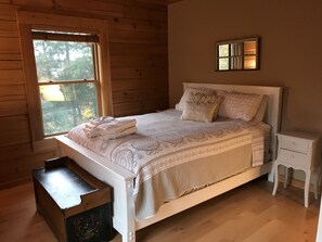 3 slaapkamers, een bureau, een strijkplank/strijkijzer, reisbedje