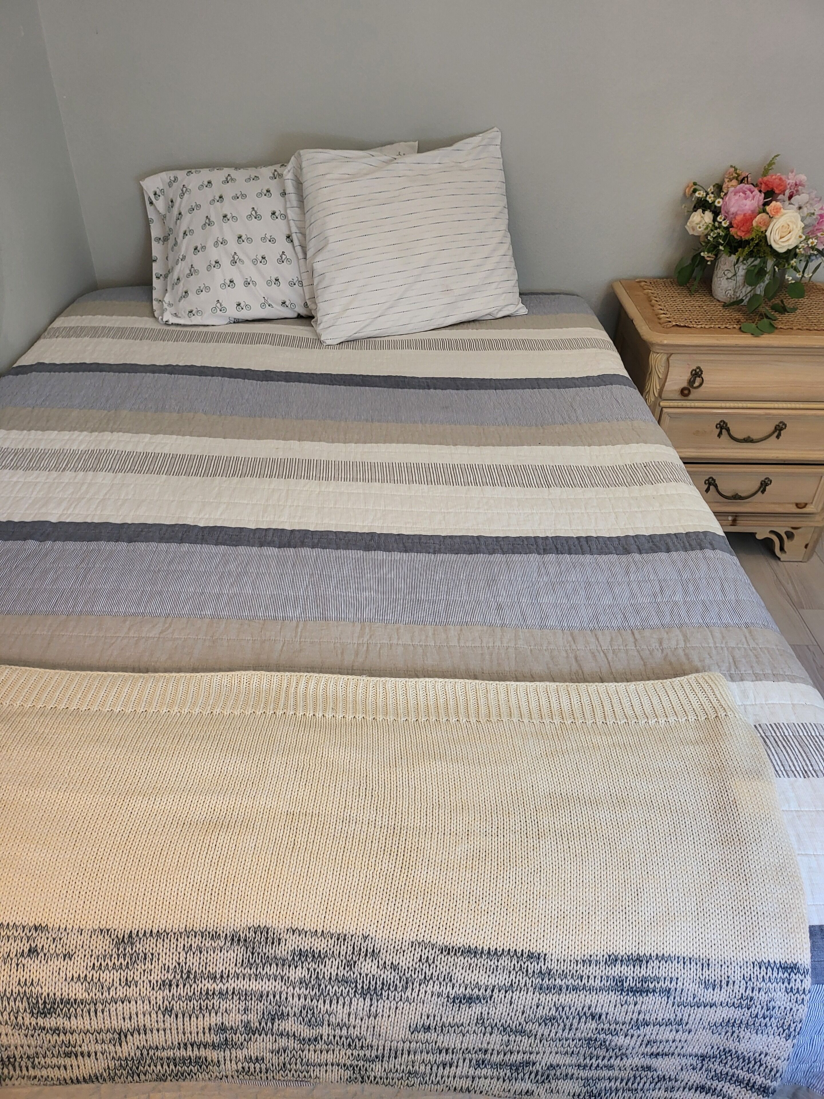 3 chambres, bureau, fer et planche à repasser, lit de bébé portatif