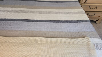 3 chambres, bureau, fer et planche à repasser, lit de bébé portatif