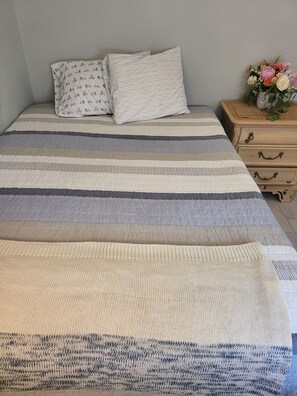 3 sovrum, skrivbord, strykjärn/strykbräda och resesäng